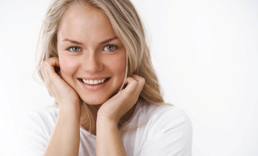 protocolul Light & Bright este gândit ca o abordare modernă de rejuvenare facială, care combină tehnologiile avansate SWT IPL și laserul fracționat non-ablativ